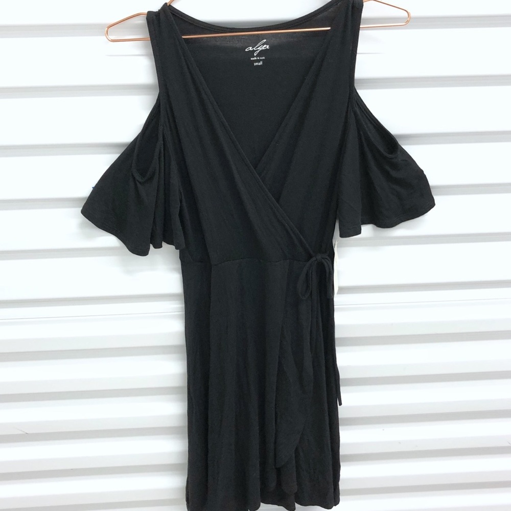 🌈 NWT Francesca’s Cold Shoulder Tie Black Dress - Picture 2 of 8